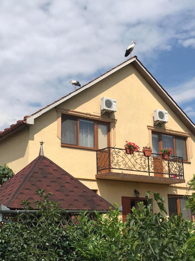 Квітковий Двір Golubinoye Exterior foto