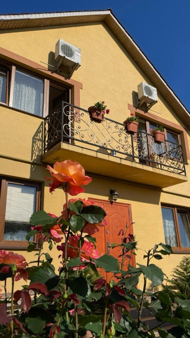Квітковий Двір Golubinoye Exterior foto